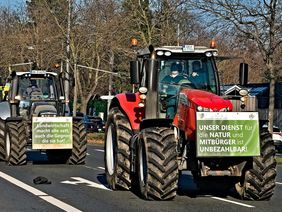 Zwei Traktoren mit Protestplakaten