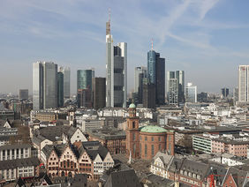 Futuristische Skyline hinter der Frankfurter Altstadt