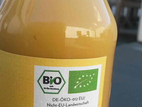 Das Bio-Siegel auf einer Orangensaftflasche.