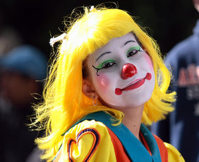 Frau als Clown verkleidet.