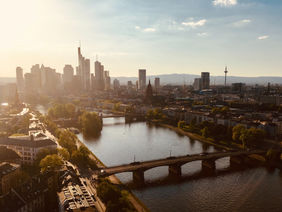 Frankfurt im Sommer bei Sonnenschein