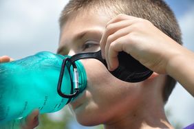 Ein Kind trinkt aus einer Wasserflasche