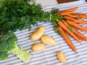 Brokkoli, Kartoffeln und Karotten auf einem Geschirrhandtuch