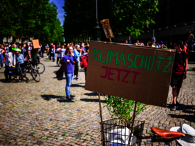 Ein Schild mit der Aufschrift "Klimaschutz jetzt" bei einer Fridays for Future Demonstration