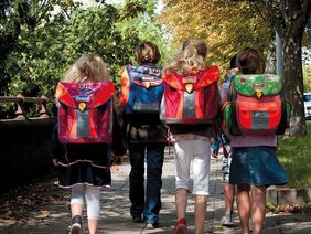 Schulkinder mit Schultaschen