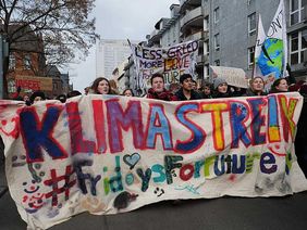 Jugendliche tragen ein Transparent mit der Aufschrift Klimastreik Fridays for Future