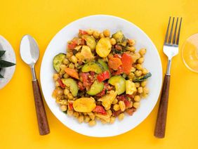 Ein Teller Kichererbsen-Curry mit Gemüse