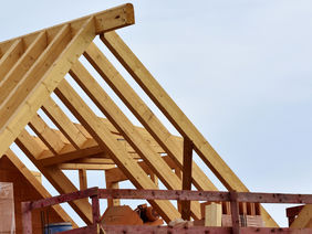 Holzgebälk zur Konstruktion eines Daches