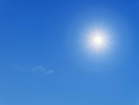 Das Bild zeigt die Sonne und blauen Himmel.