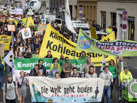 Viele Menschen auf einer Klimademo mit Plakaten und Bannern