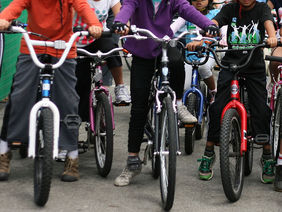 Kinder auf Fahrrädern
