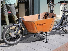 Ein Lastenrad in einer Fußgängerzone