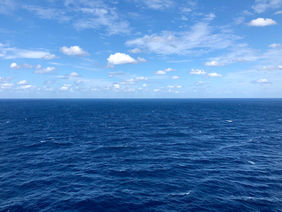 Ein Foto vom Atlantik bei blauem Himmel