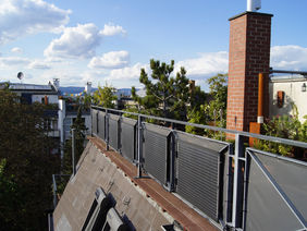 Solar-Module auf einem Balkon