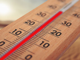 Nahaufnahme eines Thermometers, bei dem die Temperatur knapp 40 Grad Celsius zeigt.
