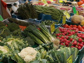 Ein Gemüsestand auf dem Markt.