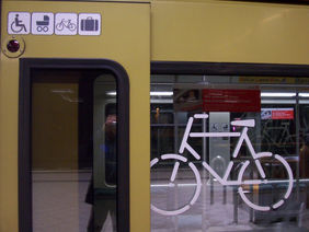 Eine Straßenbahn mit Fahrradtransport