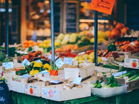 Foto eines Marktstands mit frischem Obst und Gemüse