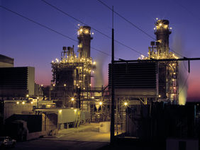 Fabrik bei Nacht