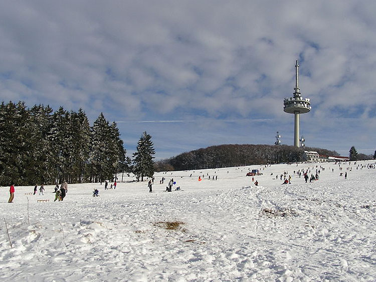 Das Foto zeigt den Hoherodskopf mit Schnee im Jahr 2004. 
