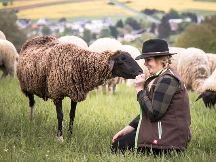 Die Schäferin Michelle Berkel und ein schwarzes Schaf