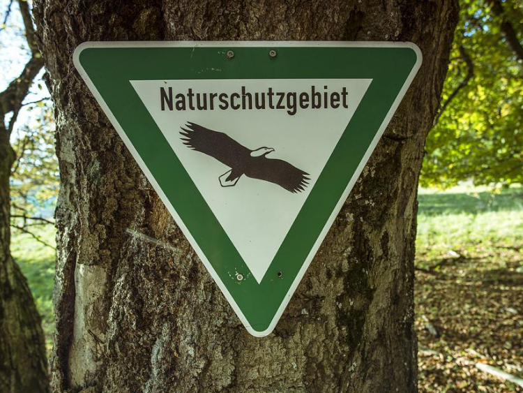 Ein Schild mit der Aufschrift "Naturschutzgebiet"