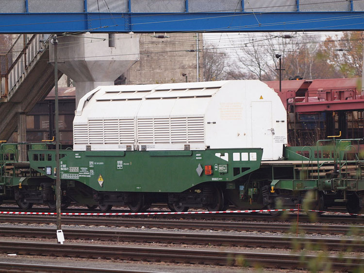Ein Castor-Behälter auf einem Eisenbahnwaggon