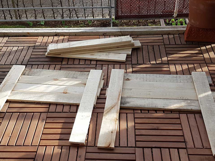 Holzbretter liegen auf Terrasse