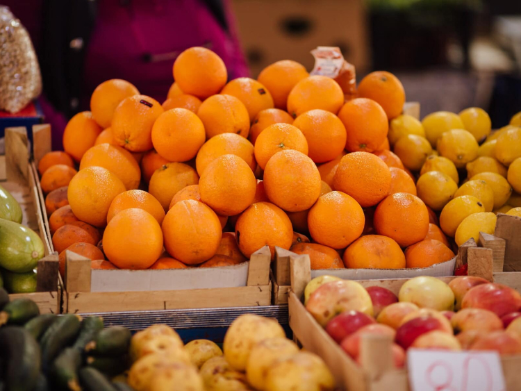Orangen auf einem Marktstand