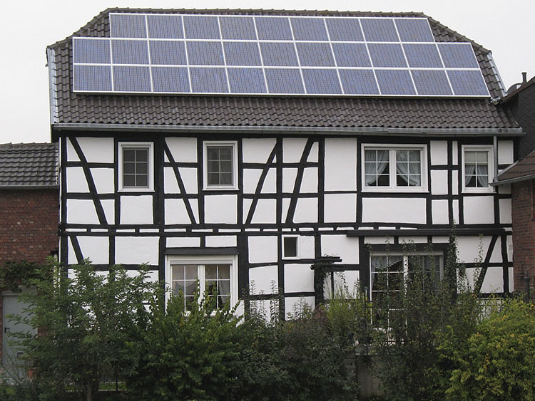 Altes Haus mit Solaranlage auf dem Dach