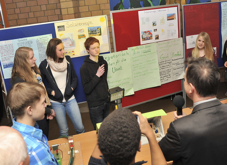 Schülerinnen und Schüler präsentieren ihre Ideen zur Klimaschutz und Energieeffizienz.